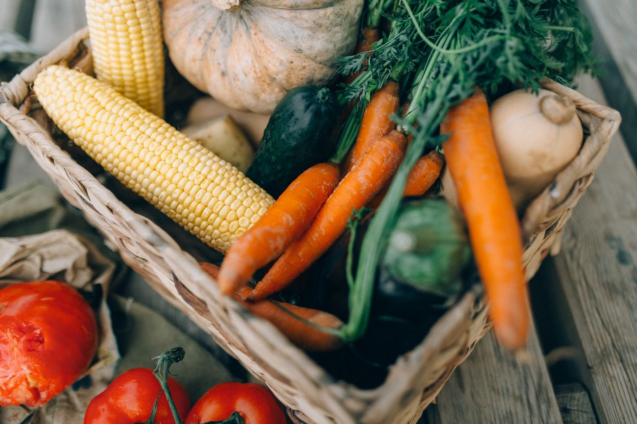 about-06 A close-up of fresh organic vegetables in a wicker basket, perfect for healthy eating.